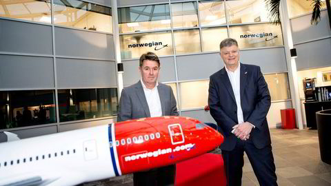 Det var et krav fra nye investorer at Norwegian greide å beholde nøkkelpersonell, skriver flyselskapet i sin redegjørelse til regjeringen om bonusene som ble gitt til tidligere konsernsjef Jacob Schram (t.h.) og finansdirektør Geir Karlsen.