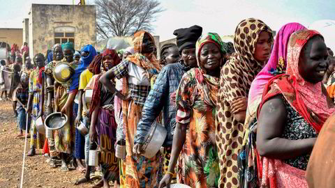 Effektiv altruisme skal gi de fattige makt til å kunne arbeide for institusjoner og politikk i eget land, som kan gi en selvforsterkende likhet. Her er sudanske flyktninger i matkø i byen Renk i Sør-Sudan.