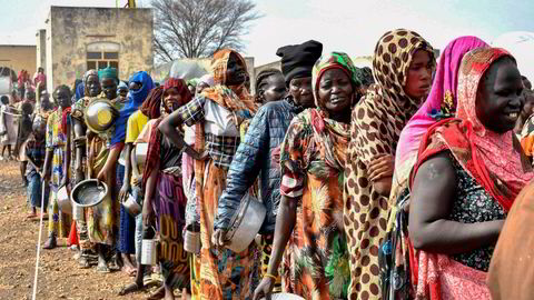 Effektiv altruisme skal gi de fattige makt til å kunne arbeide for institusjoner og politikk i eget land, som kan gi en selvforsterkende likhet. Her er sudanske flyktninger i matkø i byen Renk i Sør-Sudan.