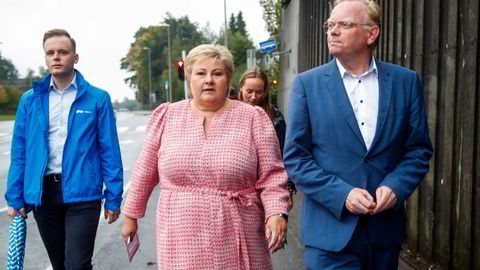 Høyre-leder og tidligere statsminister Erna Solberg og hennes mann Sindre Finnes (til venstre) på vei for å avgi sin stemme ved kommunevalget på Skjold skole i Bergen. Foto: Tuva Åserud / NTB