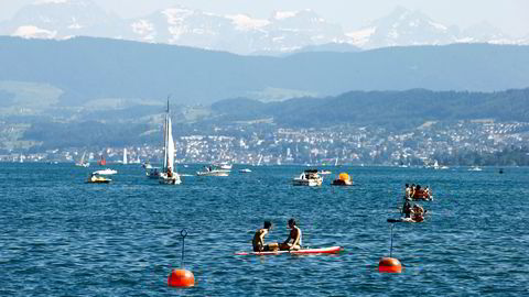 Sommerlig stemning på Zürichsee, den store innsjøen ved millionbyen Zürich. I åsene over sjøen har nå også Sandvold-familien fått ny postadresse.