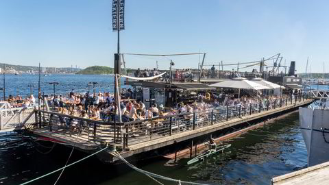 Publikum strømmet igjen til blant annet Lekteren restaurant på Aker Brygge etter at Oslo åpnet opp igjen i mai. Til tross for omfattende nedstengninger og restriksjoner det siste året, har det vært nedgang i antallet konkurser innen hotell- og serveringsbransjen så langt i år.