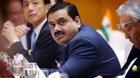 Gautam Adani tronet på en annenplass på Bloombergs liste over verdens rikeste. Nå er han ute av topp ti-listen.