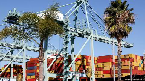 Import av fraktcontainere falt med 26 prosent ved Port of Los Angeles i California i oktober sammenlignet med samme måned i fjor. Havnen er den største og viktigste i USA.