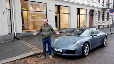 Investor Nicolay Grove poserer foran sin Porsche 911 Carrera. Bygården i bakgrunnen skal han gjøre om til kontorfellesskap for likesinnede.