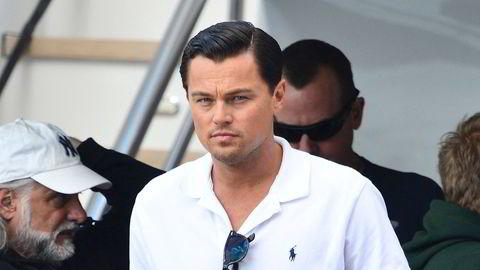 Klassisk soss. Leonardo DiCaprio i filmen «The Wolf of Wall Street» (2013) med en hvit, strøken piké fra Polo Ralph Lauren, beige khakibukser og en Tag Heuer i gull på armen.