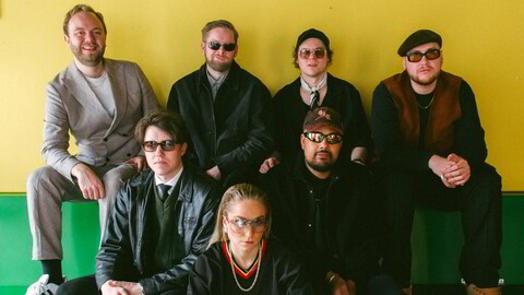 Giddygang fremstår med modnet funk på debutalbumet, frontet av vokalistene Sarah Vestrheim (i front) og Vuyo (foran til høyre).