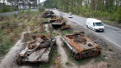 Biler passerer ødelagte russiske tanks utenfor Kyiv i slutten av mai. Den russiske hæren er i realiteten så nedslitt både materielt og moralsk at den neppe er å regne med i noen fremtidig strategisk offensiv i det hele tatt, skriver artikkelforfatteren.