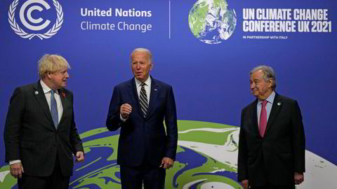 Storbritannias statsminister Boris Johnson, til venstre, og FNs generalsekretær António Guterres, til høyre, med USAs president Joe Biden på klimatoppmøtet i Glasgow.