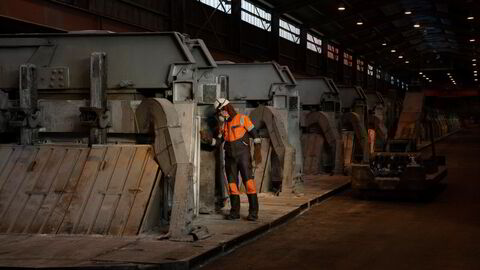 Den rådende teknologi for å produsere aluminium ble oppfunnet i 1886, skriver Leiv L. Nergaard. Bildet er fra Hydro Aluminiums elektrolysehall på Karmøy.