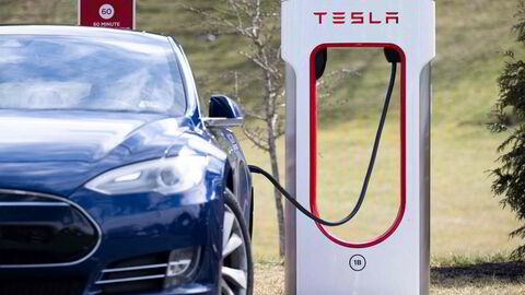 Det er eldre Tesla Model S-er med eldre batteriteknologi programvareoppdateringen omfattet.