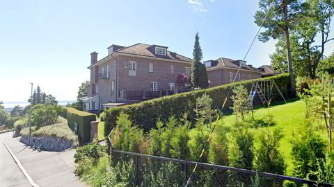 Hoffsjef Løvenskiolds vei 60 består av tre hovedbygninger på rekke. Leiligheten som nå er solgt ligger i den midterste.