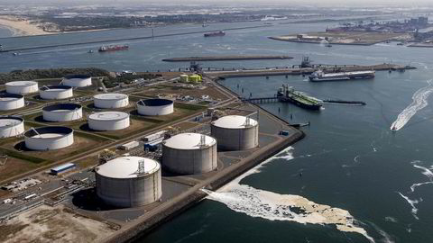 Nederland bygger ny terminal utenfor alle normale saksbehandlingsregler for å motta flytende gass. Dette bildet viser LNG-terminalen på Maasvlakte i Rotterdam.