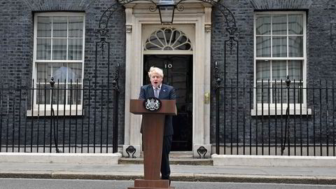 Storbritannias statsminister utenfor 10 Downing Street i London, der han erklærer at han går av som statsminister.