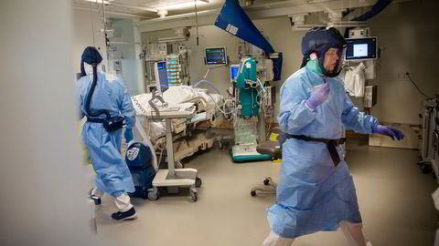 En pasient på intensivavdelingen ved Rikshospitalet får behandling for korona. Sykehustopper er bekymret for at intensivkapasiteten er for dårlig til å takle en pandemitopp.