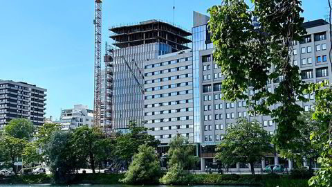 Et 16 etasjers høyt forretningsbygg reises midt i Stavanger sentrum. Utbygger Alfred Ydstebø setter nye leierekorder med bygget.