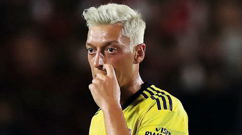 Ett års ensomhet. Få fotballstjerner har følelsene mer på utsiden av skjorten enn Mesut Özil, som siden fjorårets VM har gått fra tierrollen i Tyskland til reservebenken i Arsenal.