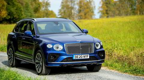 Bentley Bentayga kommer nå med V8-motor og en lettere facelift. Grillen er større og høyere opp enn før, visstnok for å øke bilens selvtillit.