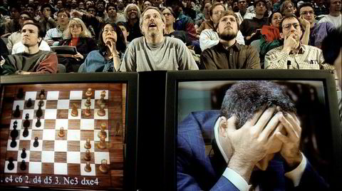 Mann mot maskin. Sjakkfans fulgte med på kampen mellom daværende verdensmester Garry Kasparov og IBMs superdatamaskin Deep Blue i New York i mai 1997.