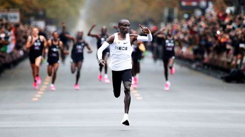 Grenseløs. Eliud Kipchoge løper de siste meterne på rekordforsøket på maraton i Wien i høst, og blir første mann som løper et maraton under to timer. «No human is limited», sier han etterpå, men det er heller tvilsomt at kenyaneren er blitt så særlig mye raskere de seneste årene.