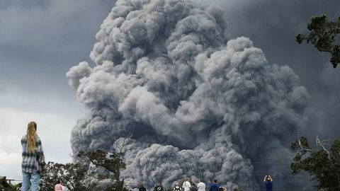 HAWAII VOLCANOES NATIONAL PARK, HI - MAY 15: People watch at a golf course as an ash plume rises in the distance from the Kilauea volcano on Hawaii's Big Island on May 15, 2018 in Hawaii Volcanoes National Park, Hawaii. The U.S. Geological Survey said a recent lowering of the lava lake at the volcano's Halemaumau crater 'has raised the potential for explosive eruptions' at the volcano. Mario Tama/Getty Images/AFP== FOR NEWSPAPERS, INTERNET, TELCOS Foto: MARIO TAMA