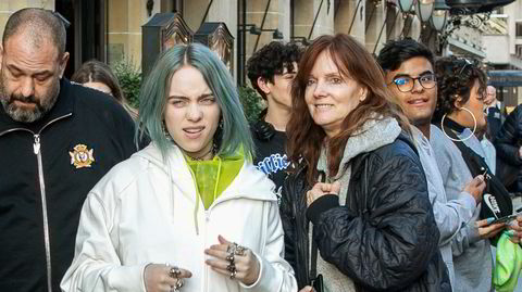 To sveiser. Popartist og generasjons-ikon Billie Eilish sverger til en tydelig midtskill, mens skuespillermor Maggie Baird har en slags «soft» sideskill. Her er de to fotografert på Avenue Montaigne i Paris i 2020.