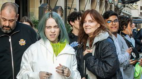 To sveiser. Popartist og generasjons-ikon Billie Eilish sverger til en tydelig midtskill, mens skuespillermor Maggie Baird har en slags «soft» sideskill. Her er de to fotografert på Avenue Montaigne i Paris i 2020.