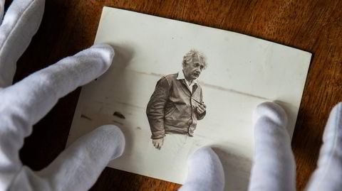 Fotoskatt. «En eldre herre har snøhvitt hår, det står som en glorie rundt hodet hans, og det er bare én mann som ser sånn ut,» skrev nordmannen Carl Søyland om sitt møte med Albert Einstein på ei strand i Rhode Island i 1934.