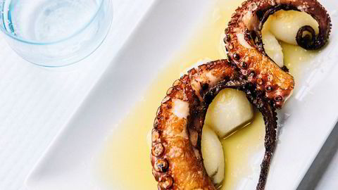 Blekkert. Sprøstekt, smørmør blekksprut serveres på strandkroer, til en slikk og ingenting i Spanias bløteste region