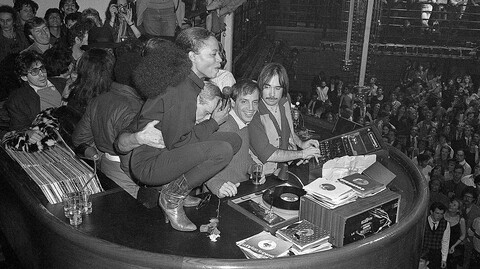 «Kan du spille den nye Diana Ross-singelen?»: En kveld på New York-klubben Studio 54 på den kommersielle tampen av discoepoken i 1980. Du vil lære mye av å se den NRK-aktuelle dokumentaren «Disko: Glitter og revolusjon».
