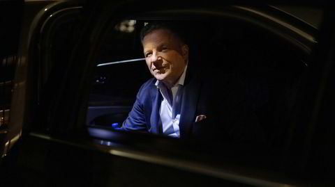 Fra London driver Christen Ager-Hanssen sin helt spesielle business der han går inn i store konflikter. Privatsjåfør og Bentley er del av jobben.