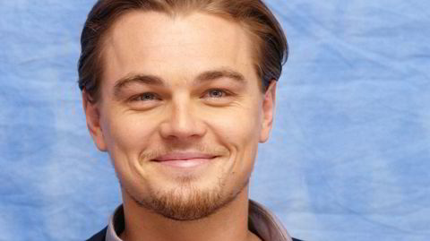 Smil! Skjorten breier seg litt kanskje, men Leonardo DiCaprio (46) er en mester i å få til skjæringspunktet mellom autoritet og fin fyr – og da har ikke sånt så mye å si.