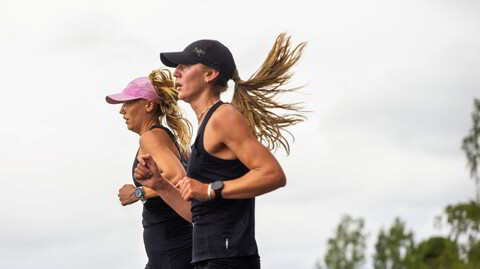 Løp og lytt. Ingrid Eriksen (rosa kaps) og Josefine Brekke utgjør to av de tre podkastvertene i «Løperådet», som på kort tid er blitt en av Norges mest populære podkaster om løping.