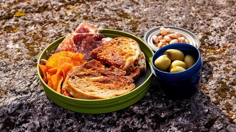 Kveldssnacks. Spicy toast servert med fennikelsalami, salte mandler og grønne oliven.