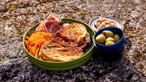 Kveldssnacks. Spicy toast servert med fennikelsalami, salte mandler og grønne oliven.
