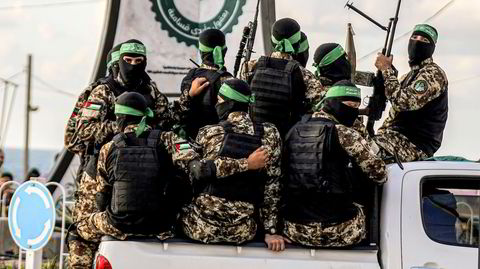 Den militære fløyen i Hamas, al-Qassam-brigaden, ble formelt organisert på begynnelsen av 90-tallet. I samme periode ble Hamas klassifisert som en terrorbevegelse av en lang rekke vestlige regjeringer.