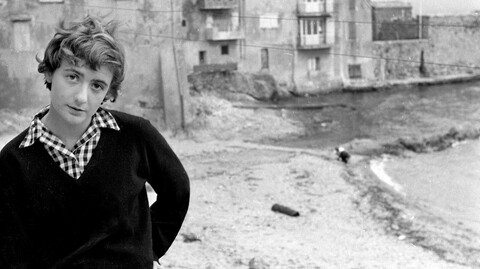 V-stil. Den franske forfatteren Françoise Sagan i Saint-Tropez i 1956.