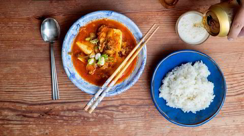 Sin vekt i gull. Kimchi jjigae er en av de enkleste, mest tilfredsstillende koreanske grytene – og som dessuten enkelt kan varieres. Til kimchi jiigae kan du tilsette tofu, ulike former for kjøtt, sjøgress eller gjerne grønnsaker med litt stivelse – tykkere skiver med gresskar er utmerket.
