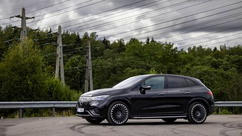 Høy, mørk og mystisk i helsvart gir elektriske Mercedes-AMG EQE 43 et badass-utseende.