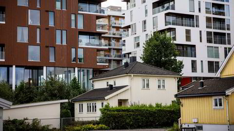 En enebolig fra etterkrigstiden står i mot presset. Nabovillaene står tomme, med avflasset maling.