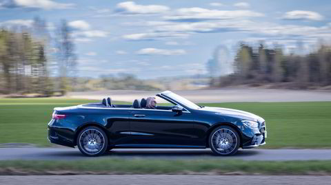 Det er liten tvil om at Mercedes-Benz E 450 4matic cabriolet er en stilig bil å ta ut på landeveien en solskinnsdag.