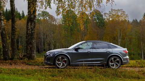 Audi SQ8 med store hjul og i Sportback-versjon ser ganske bøs ut.