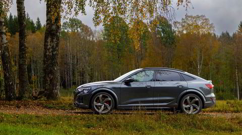 Audi SQ8 med store hjul og i Sportback-versjon ser ganske bøs ut.