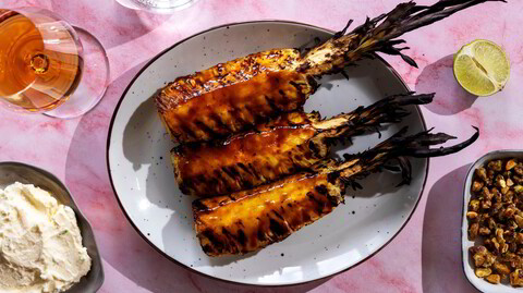 Tropenatt. Ananas på grillen er utmerket som dessert.