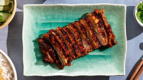 Ummmmami. Saftig og smaksrik ribbe med en sødmefull glaze og frisk agurksalat.