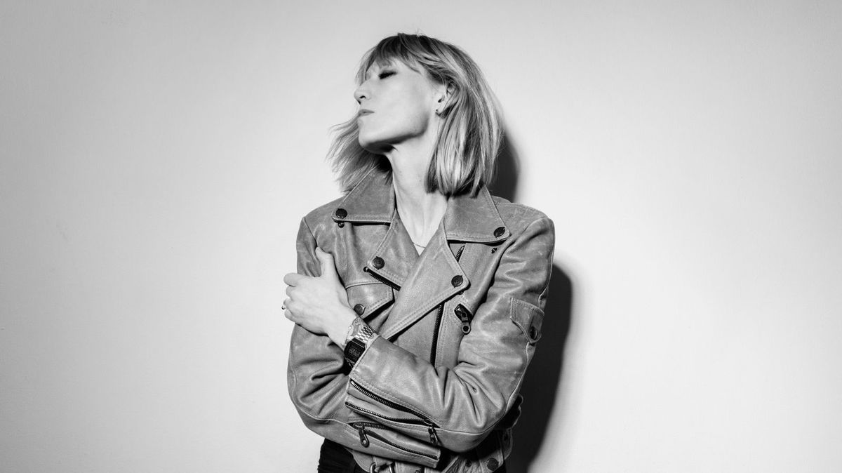 Anmeldelse av «Social Works» av Hilma Nikolaisen (+) DN