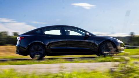 Den nye Tesla Model 3 ser lik ut fra siden, men den er blitt enda mer komfortabel å kjøre.