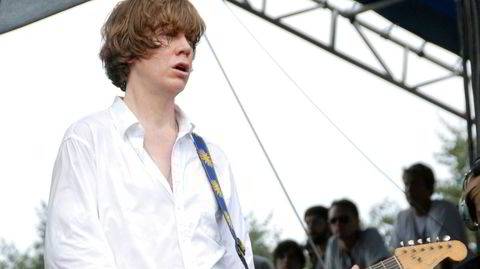 Løs i snippen. Thurston Moore i det klassiske skjorten utenpå buksen-bandet Sonic Youth under Lollapalooza-festivalen i Chicago i 2006 – 48 år gammel.