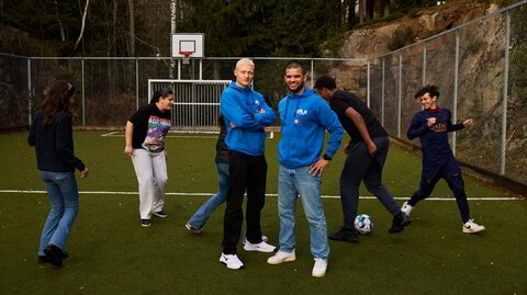 Eks-proffene. Kamal Saaliti (til høyre) og Erik Rosland spilte fotball på fulltid i mange år. Nå jobber de for å redde ungdom fra utenforskap.