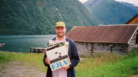 Ole-Birger Neergård har lett etter gamle plater i naust og kjellere for å finne råmaterialet til sitt nye album.